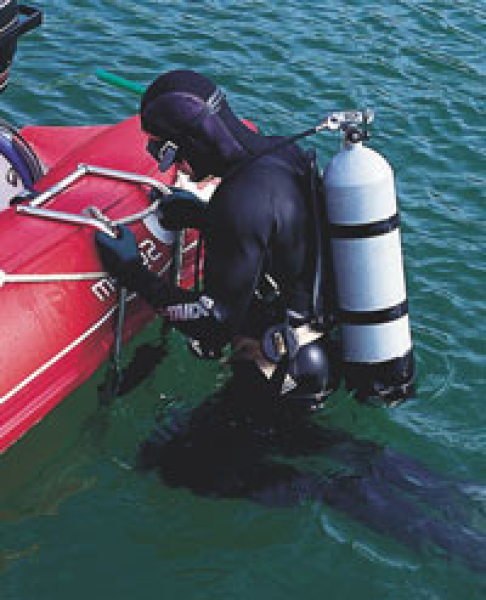 Schlauchboot-Badeleiter mit Unterwasser-Plattform